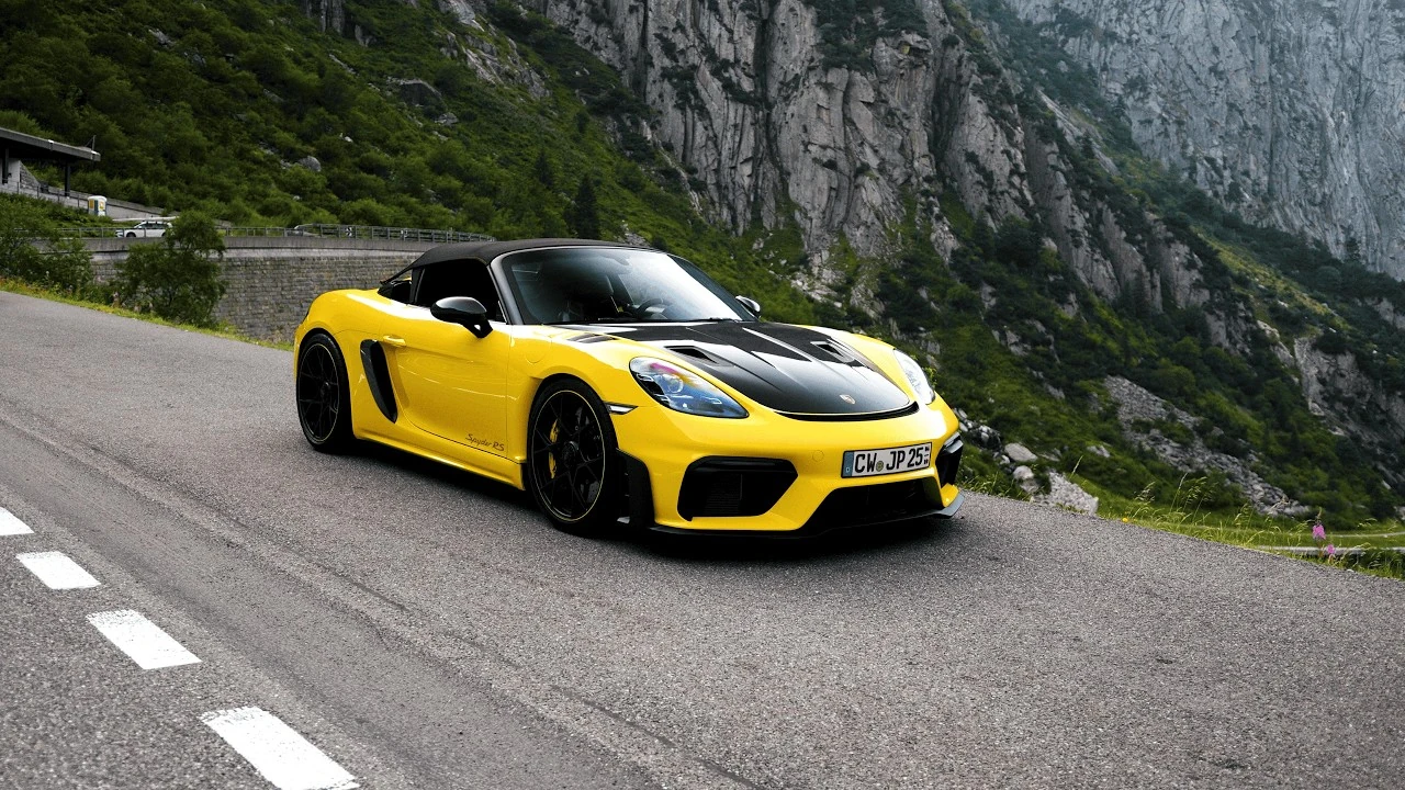 Gelber Porsche Spyder RS vor Schweizer Bergwänden – Titelbild von Born for the Alps