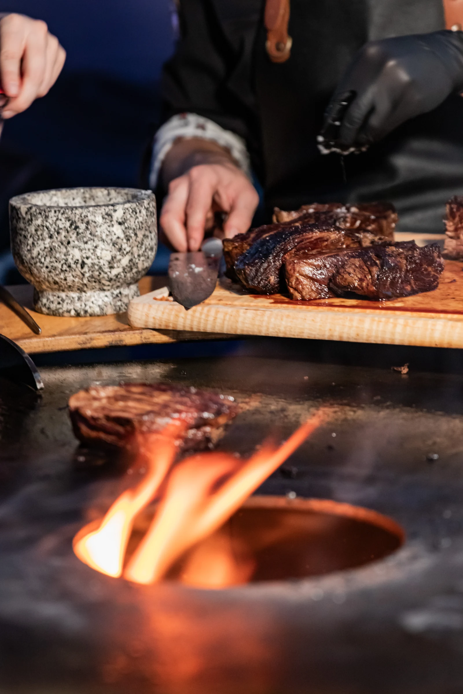 Live-Cooking mit glühendem Grill und frisch zubereiteten Speisen bei Cars & Taste