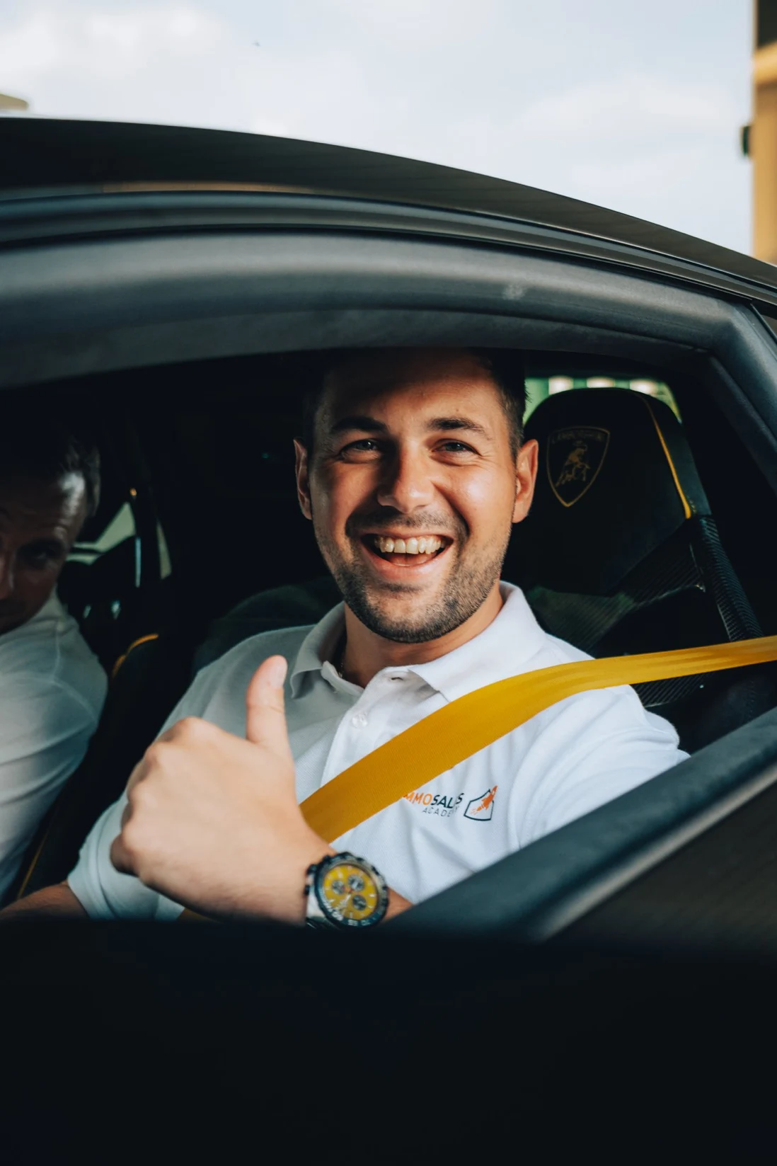 Johannes Placzek am Steuer eines Sportwagens