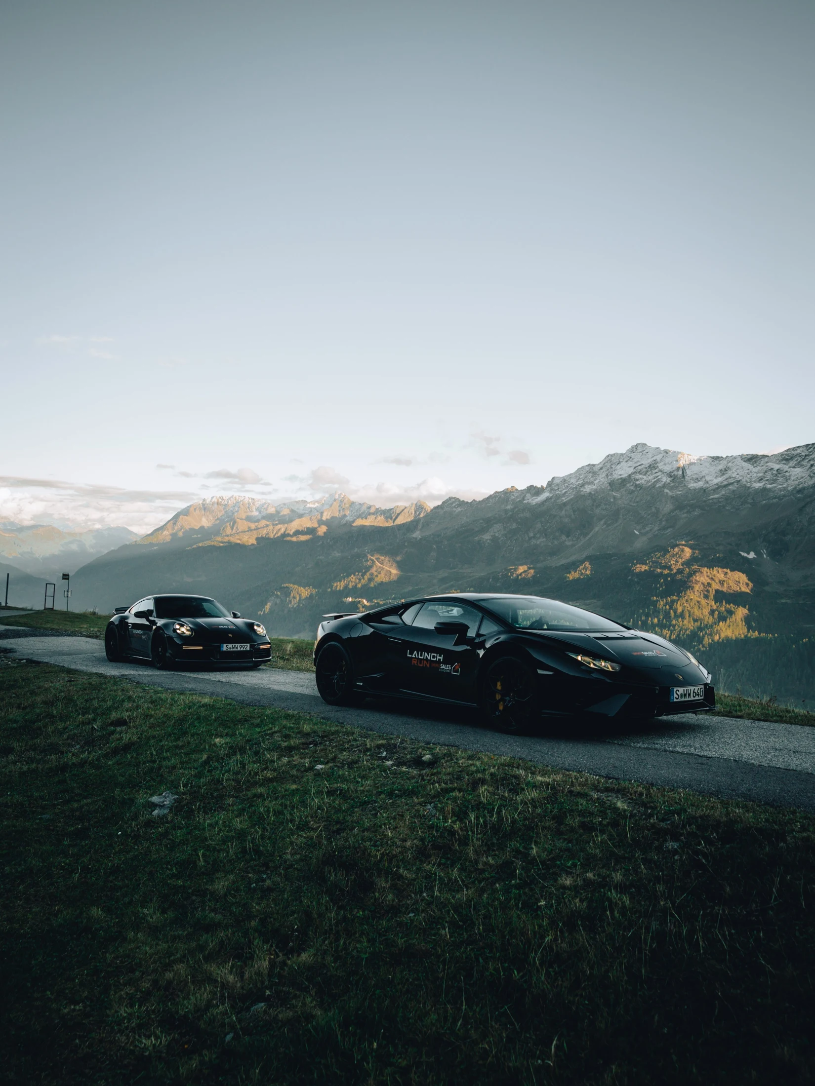 Sportwagen in den Bergen im Abendlicht