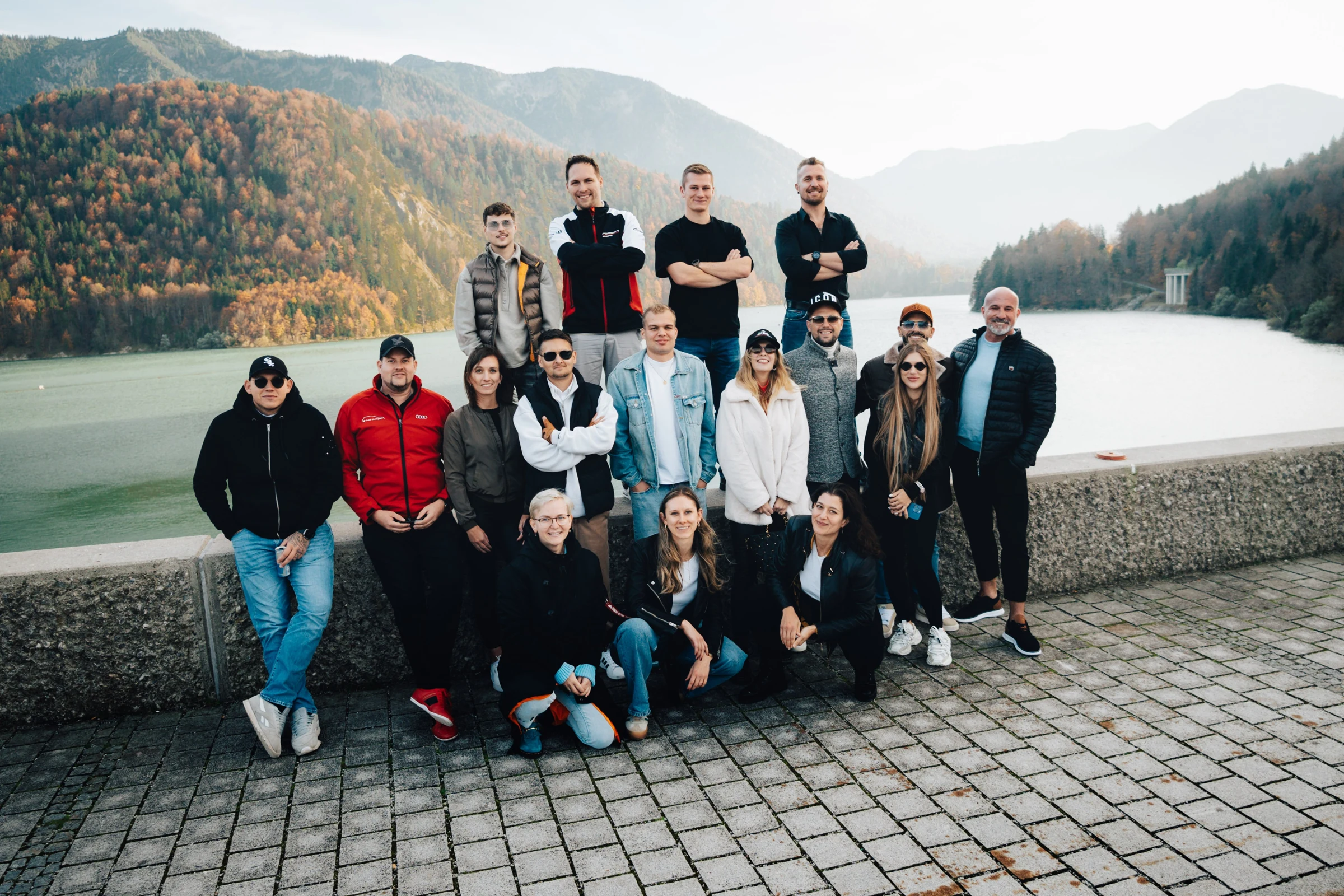 Teilnehmer einer Performance-Squad-Tour gemeinsam vor einem Bergsee