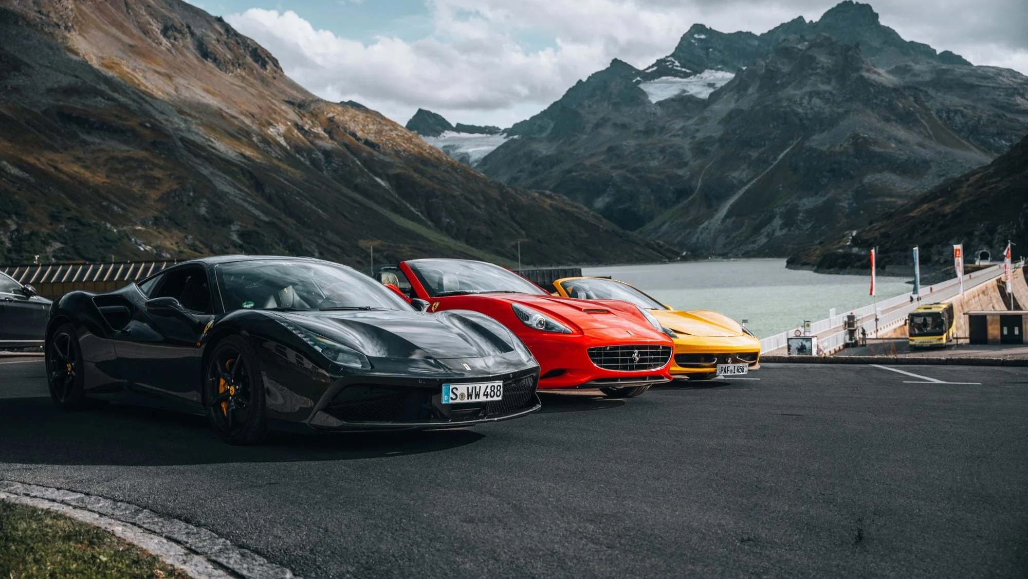 Sportwagen vor einer Bergkulisse